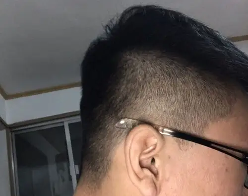 这个人的鬓角为啥那么短!没剃过