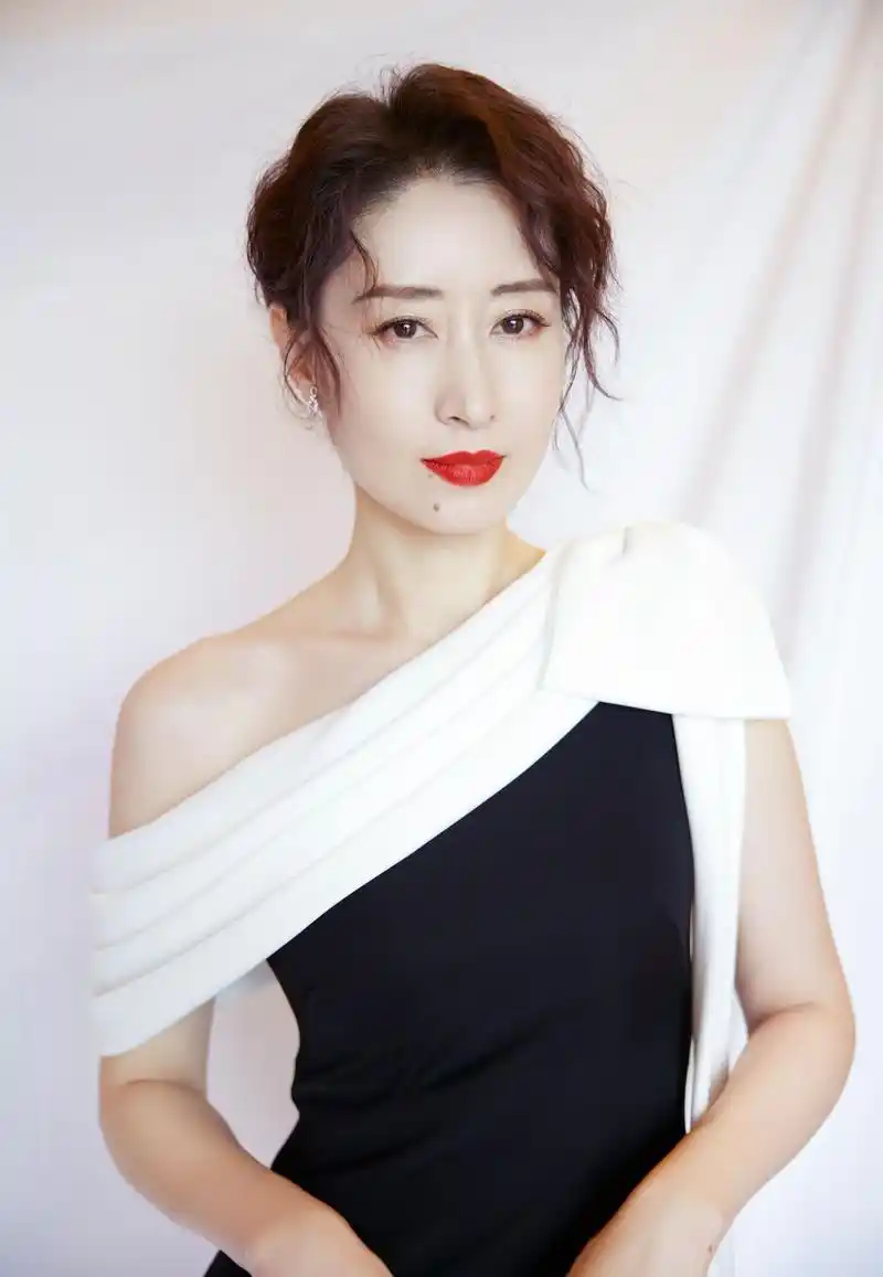 刘敏涛穿搭越看越耐看,妆发满分哟