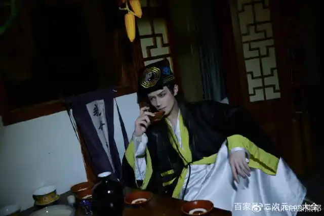 哎呀,熊祁老攻突然变成了帅气的僵尸了哇,这个僵尸都绿绿的,帅帅的哇