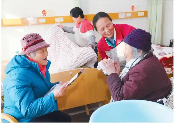 养老院里暖融融老人快乐度严冬