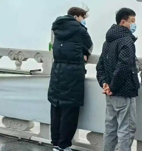 李易峰面容苍老承认不可能复出回归常人丹东大街走路无人识