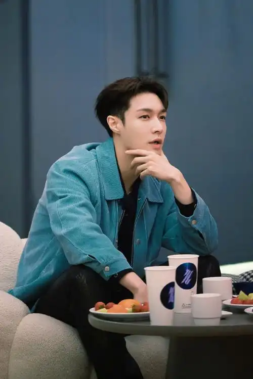 张艺兴[超话]#  240509 张艺兴综艺节目更新图片7p    扇动翅膀,与