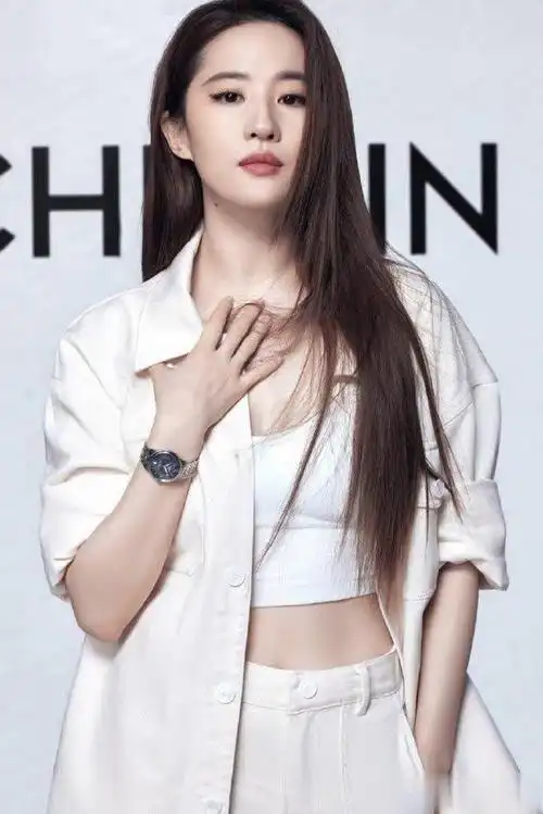 刘亦菲都36岁了还这么美!黑白灰经典look太酷帅,一般人也能驾驭