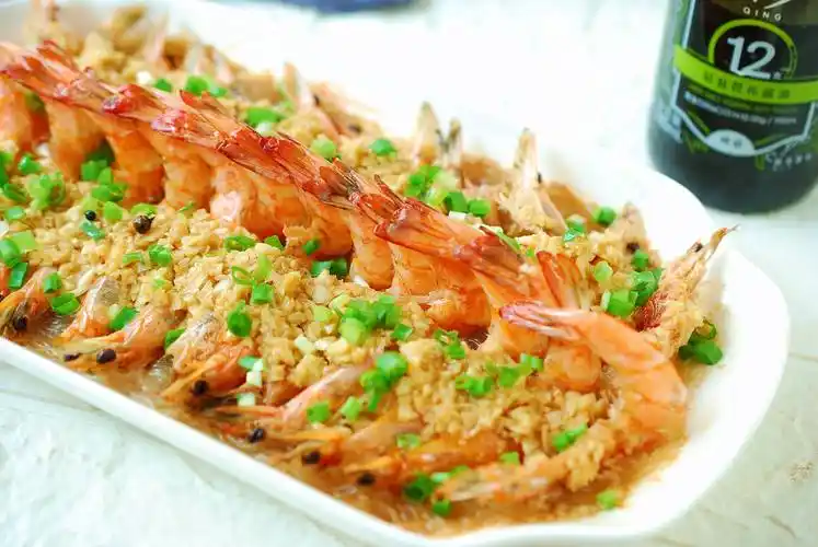 今年在家人群里一问:想吃啥菜?大家一致响应:蒜蓉粉丝开背虾.