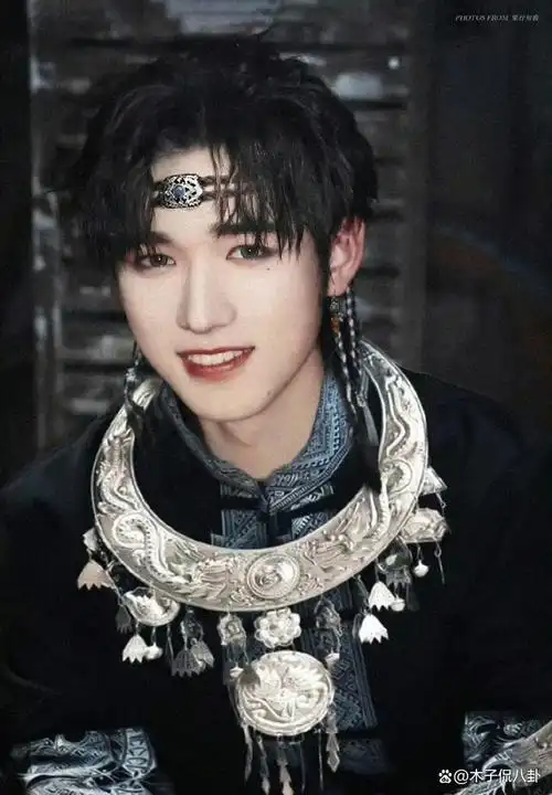 王牌对王牌节目曝光了一组关晓彤,唐嫣,宋亚轩的古装造型照片,令人