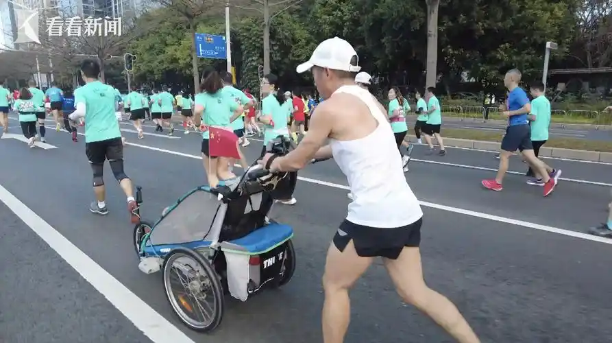 推着婴儿车 他带患病儿子8年跑了57场马拉松_推着婴儿车 他带患病儿子
