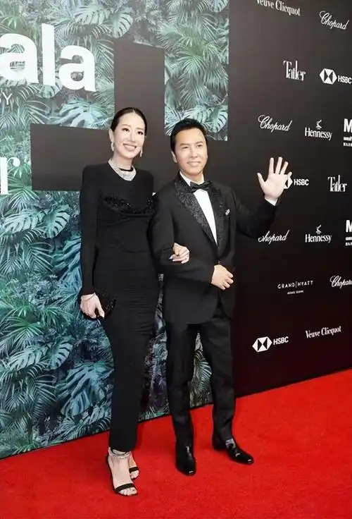 甄子丹妻子身材好性感穿紧身裙看着像90斤大饼脸却像130斤