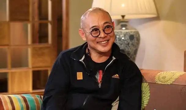 59岁巨星李连杰近照曝光!面容大变认不出,头发浓密疑似假发