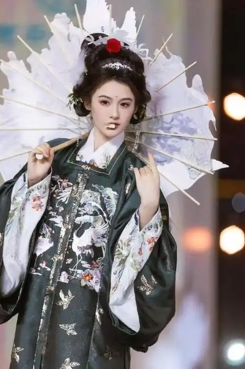 现在的走秀,给网红做的古装造型都这么"卷"吗?