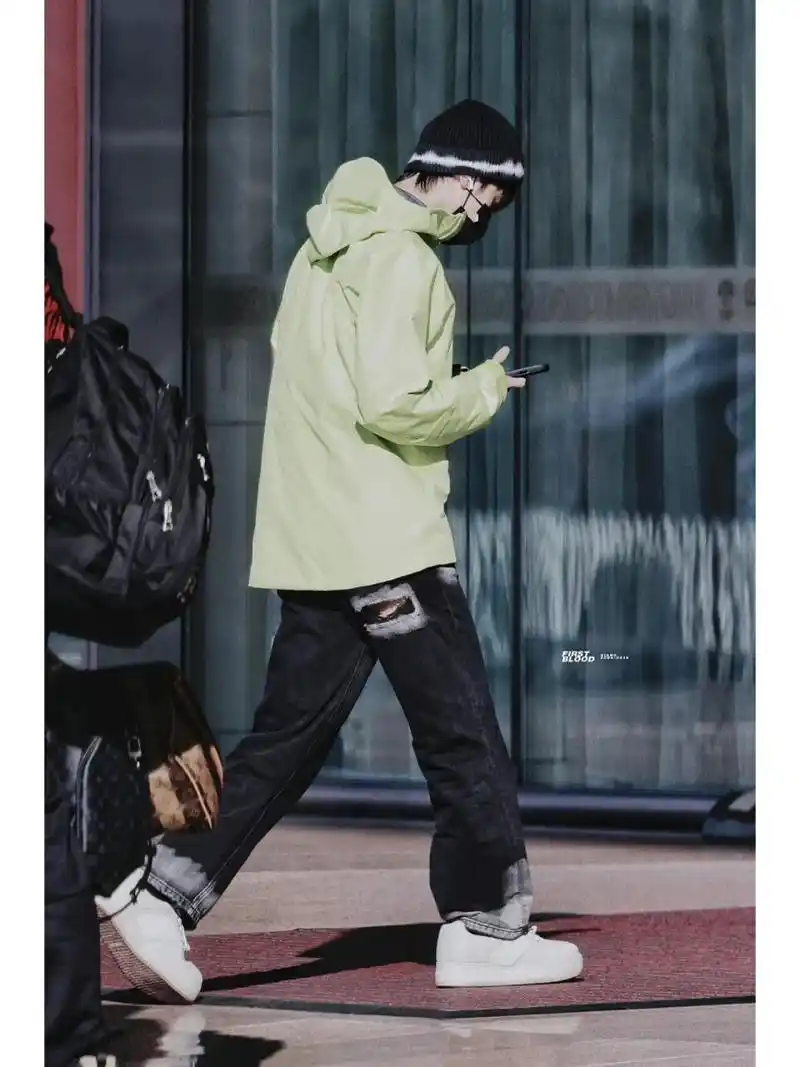 严浩翔机场穿搭前往重庆,可以说是把反季节穿搭玩的明明白白!