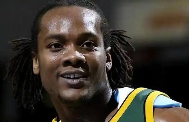 光头一度成为球员们的代表,但如今,nba球员们更愿意通过奇特的发型来