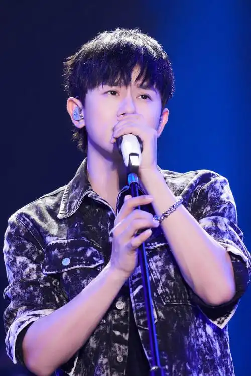 昨晚,@张杰在#super光影扬州音乐节#演唱《龙吟》,《天下》,《身骑