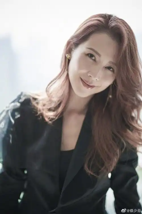 港普f4首合体上综艺蔡少芬自称蔡总穿黑西装亮相霸气十足