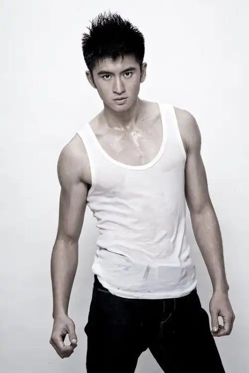 古剑鲜肉小黑球黑曜张云龙资料昔日帅气写真 尽显结实好身材