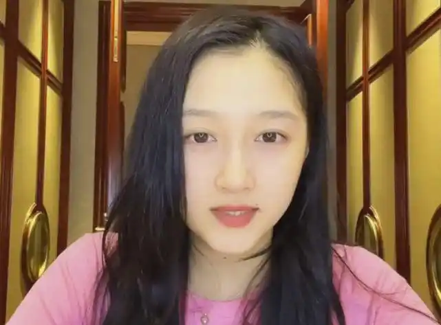 关晓彤晒素颜照,脸部浮肿幸福肥明显,做拿手菜探班男友鹿晗好甜