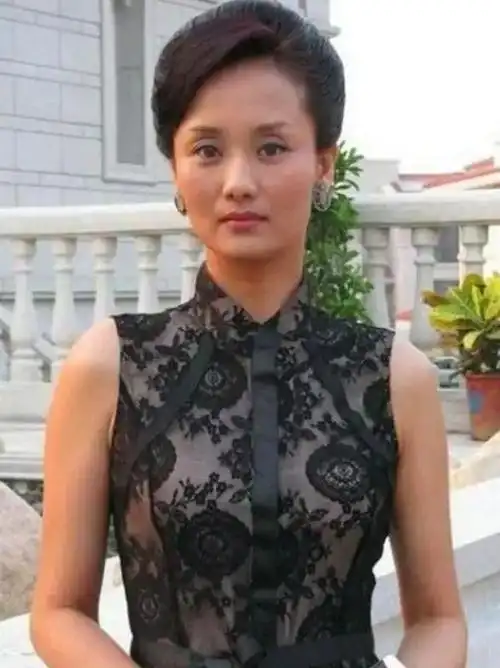 老戏骨李颖哪像50出头啊?穿紧身裙凹凸有致,脸上还有胶原蛋白!