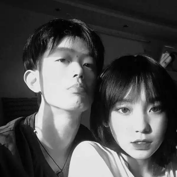 黑白情侣黑白系情头我好想你好想你却欺骗自己