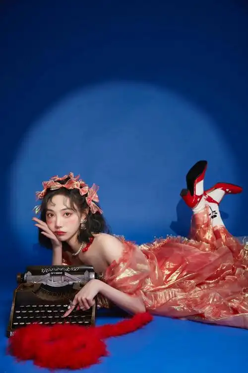 许佳琪油画写真红色镭射裙造型