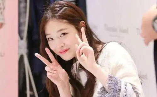 iu为雪莉守灵 生前关系很好却因没有发文哀悼遭攻击