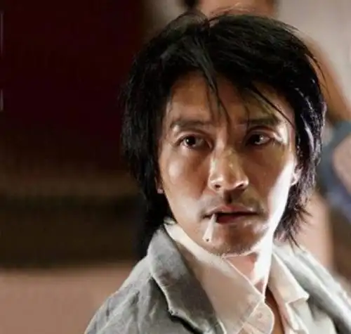 明星吸烟照,周润发吸烟霸气,周星驰吸烟沧桑,最后一位无人能及