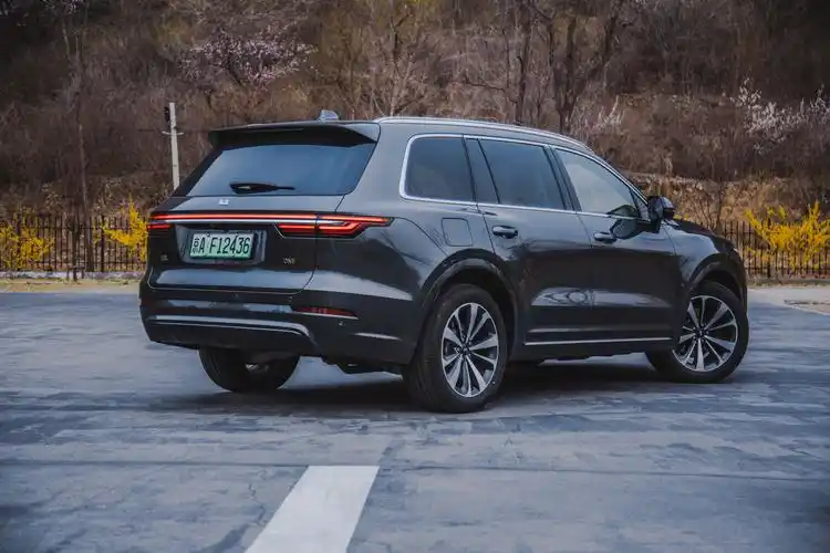 理想one:四块智能大屏,还能自动驾驶的"燃油电动车"怎么样?