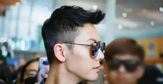 陈伟霆新造型现身,复古飞机头霸气十足,网友:可萌可帅气!