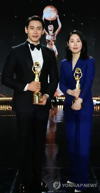在仁川永宗岛百乐达斯城酒店举行的第41届韩国电影青龙奖颁奖典礼上