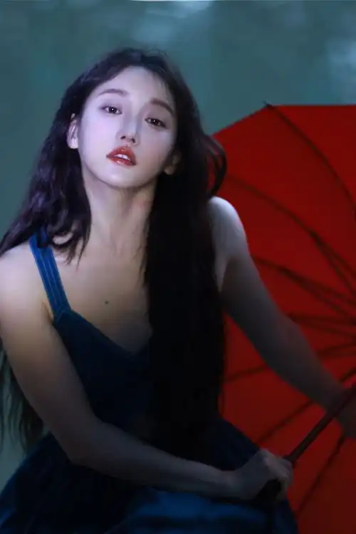 姜贞羽释出的这组森系写真把她身上的那种氧气感气质展现了出来