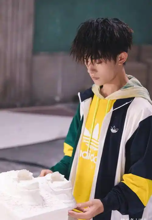 易烊千玺可爱童年照,这个小朋友真的太可爱了!_小时候_张子枫_奶奶