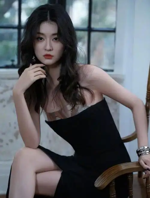 30岁乔欣晒新年照,一袭黑色抹胸高开叉长裙,妩媚优雅又迷人!