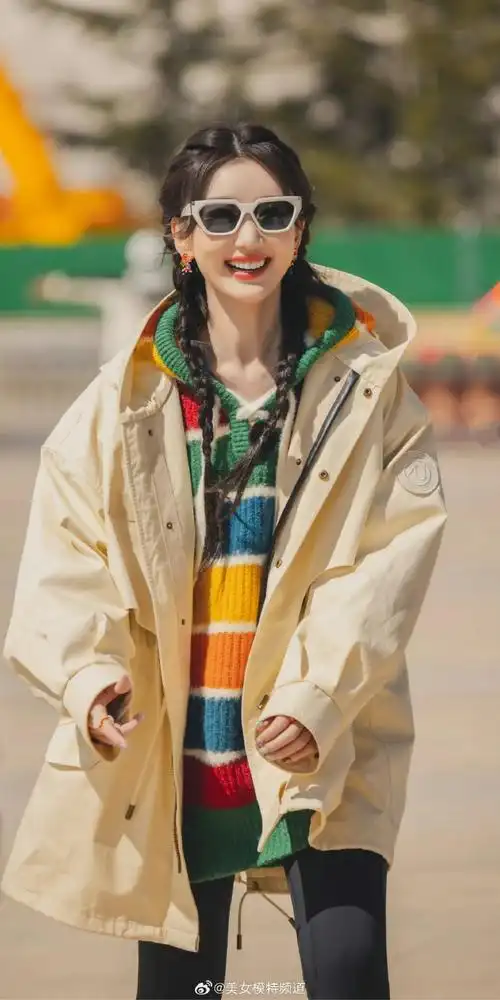 毛晓彤娇俏迷人的长辫子