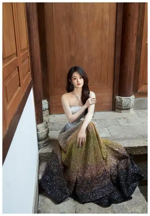赵丽颖抹胸裙美照曝光婀娜身姿惹人注目最新活动闪耀登场