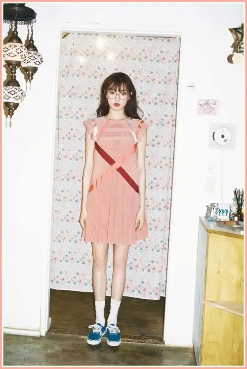 长腿霸屏热搜,30岁还少女感爆棚…李圣经才是天选之女吧