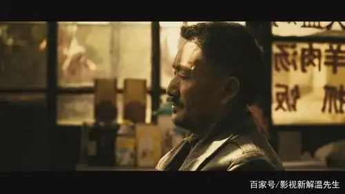 无人区影片最后有段,多布杰开车撞死小卖部老板的镜头.