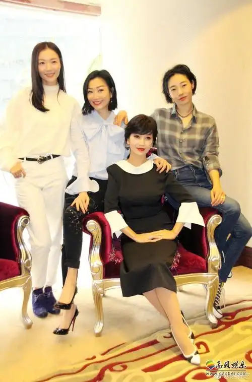 赵雅芝晒出与众多女明星合影照:妆容精致,端庄优雅,气质非凡-新闻资讯