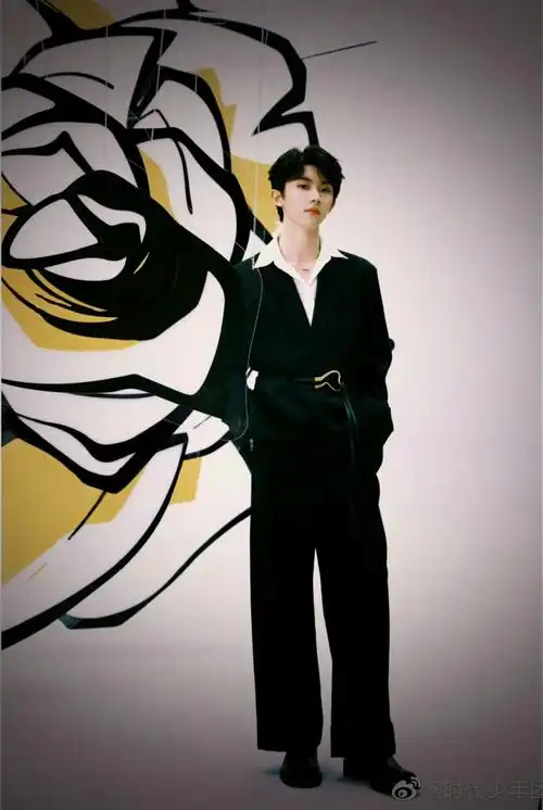 马嘉祺山茶花背景西装造型##马嘉祺黑色西装随拍