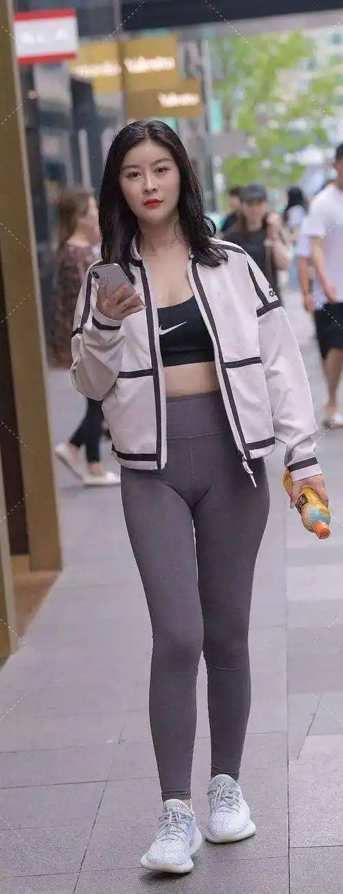 白色棒球衫外套搭配灰色紧身裤基础穿搭穿出运动风