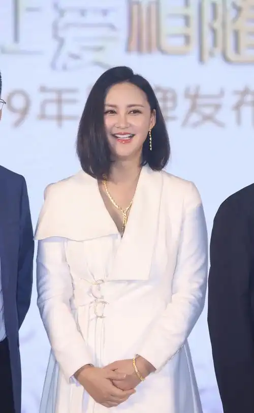 张歆艺产后发福出双下巴,初次外出离开儿子很不舍