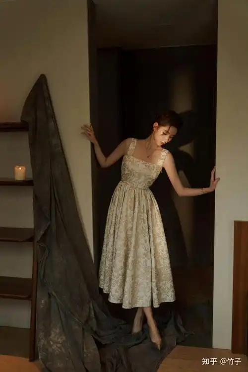 王玉雯最新美照分享白金小伞裙在光影中优雅明朗王玉雯好美
