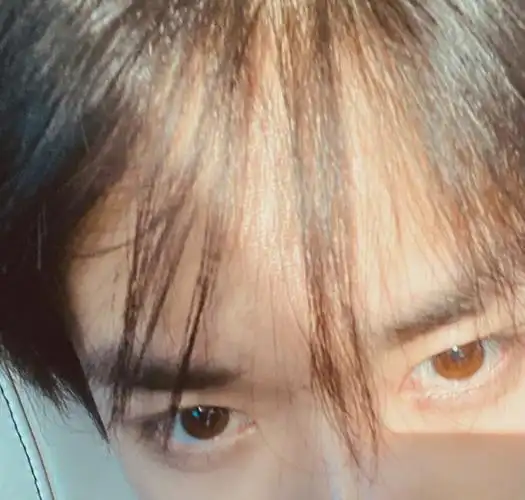 易烊千玺久违晒自拍照 素颜怼脸自拍皮肤状态超好