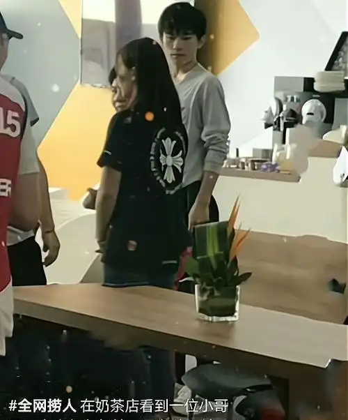 偶遇易烊千玺买奶茶素颜的外貌变化太大粉丝大胆上前加好友