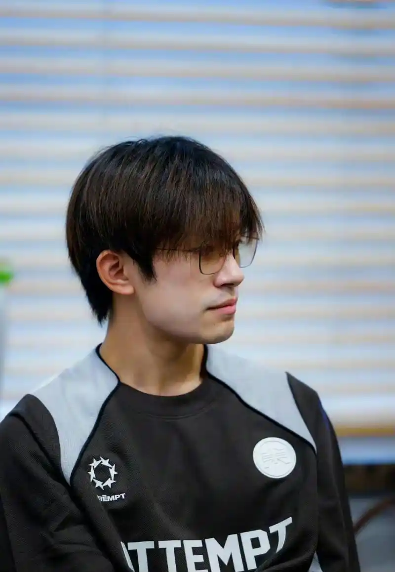 易烊千玺素颜顺毛易烊千玺素颜怼脸  来看看易烊千玺素颜怼脸 状态