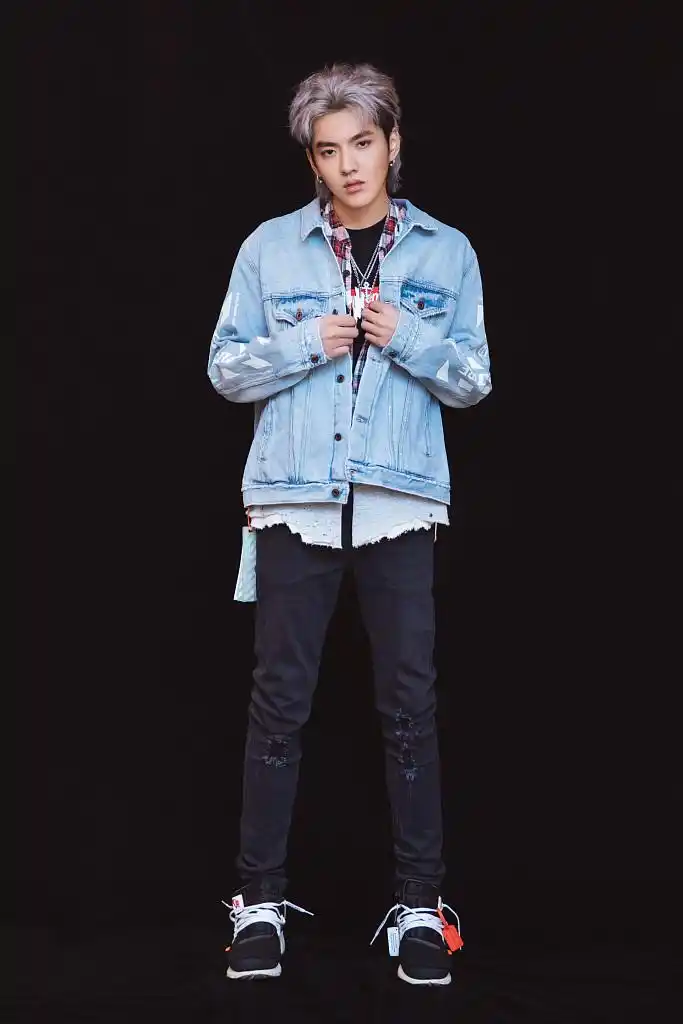 吴亦凡:紫灰色短发牛仔夹克 nike x off white球鞋潮味难挡