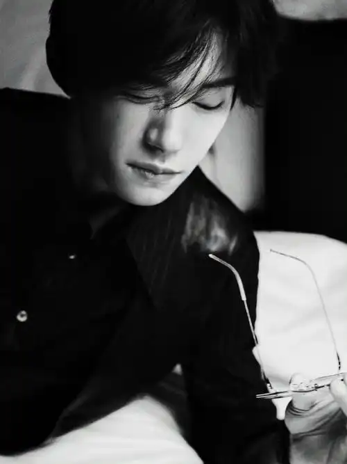 易烊千玺月末碎片#  工作室放饭啦～黑色马甲77眼镜77半躺着98