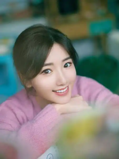 毛晓彤家的美照,粉色的少女装,充满了可爱的少女气息_演技_感觉_表演