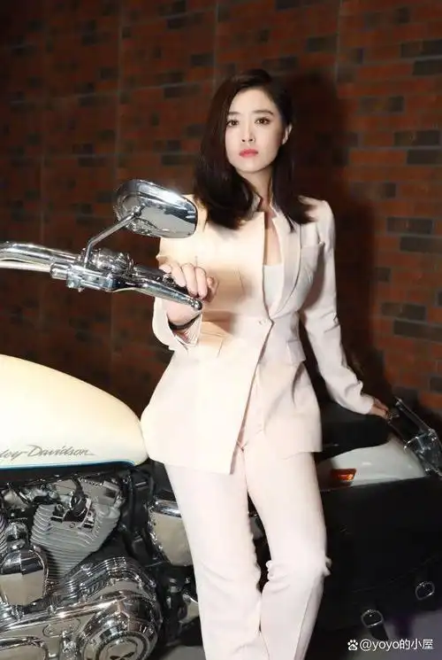 央视这一天,被"膀大腰圆"的蒋欣惊艳,不穿暴露礼服却艳压群芳