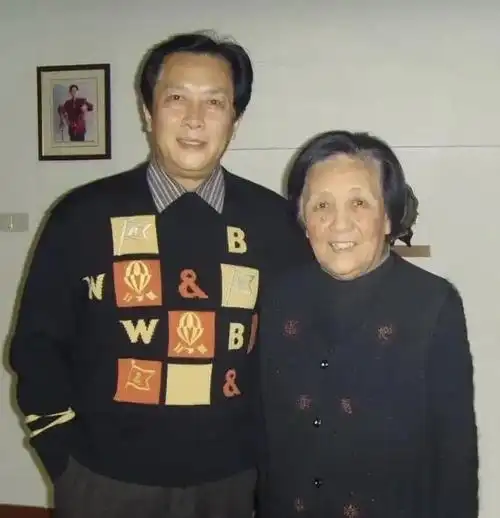 1993年,唐国强娶了自己比自己小很多岁的妻子壮丽.