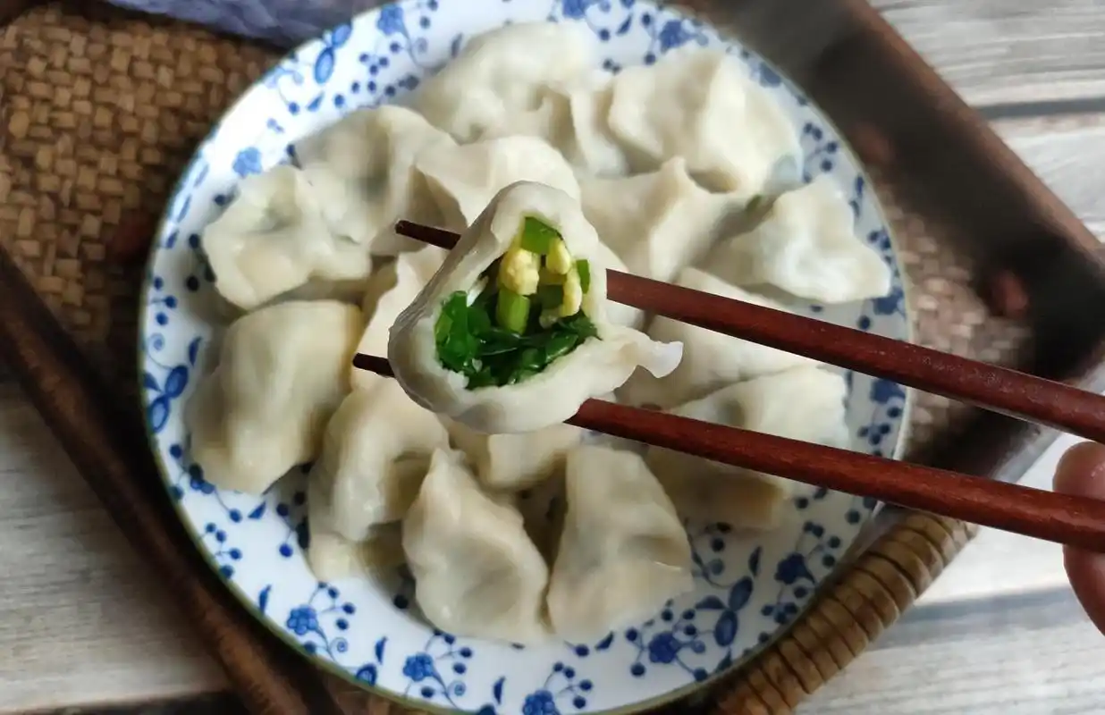 春天包韭菜馅饺子记住3个窍门韭菜翠绿不出水鲜味十足