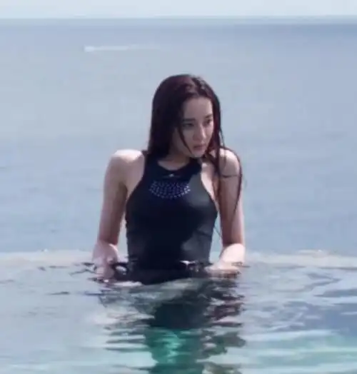 迪丽热巴在湖里游泳,当她从水中站起那一刻,眼神无处安放了!