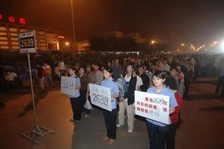 2008年5月12日,成都站在组织地震停运后始发的第一趟旅客排队进站.